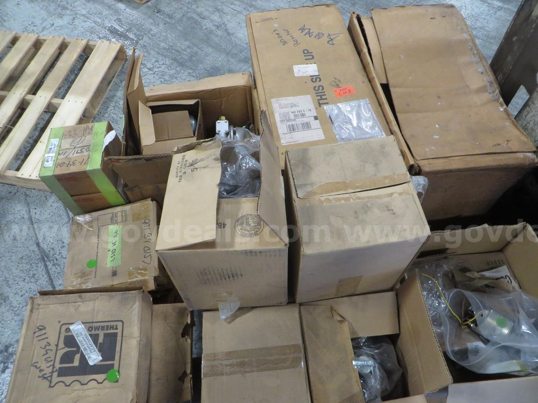 1 pallet Pulleys, Belt tensioners and more