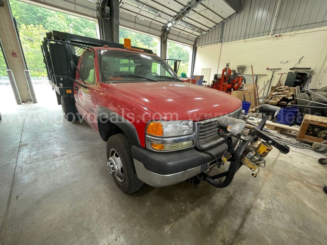 2002 GMC Sierra 3500 Chassis Cab Stake Body Truck w/ Liftgate - 6.6L Duramax Diesel