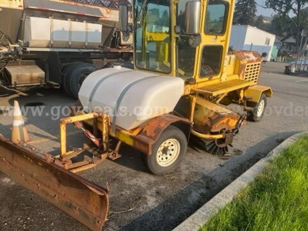 2005 Superior Broom Sweeper (ID#12484) (26-2417) 405