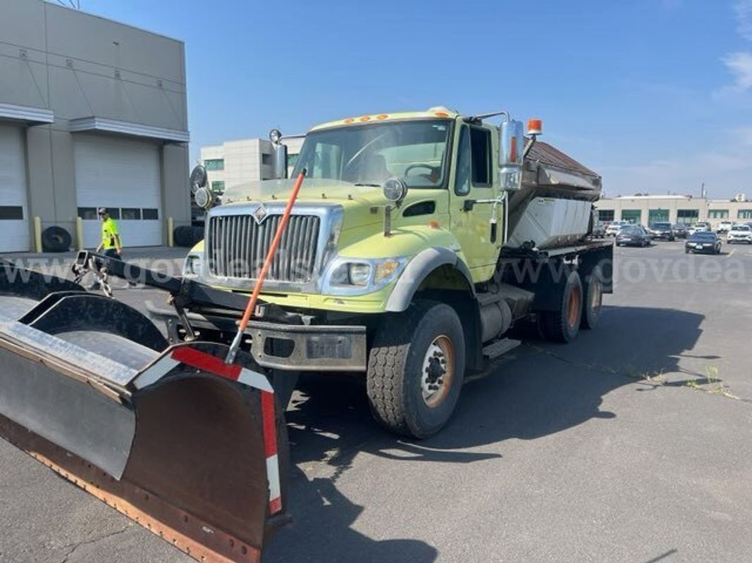 2005 International 7600 Dump Truck w/Plow, Sander and Dump Bed (ID#12513) (26-2413) 405
