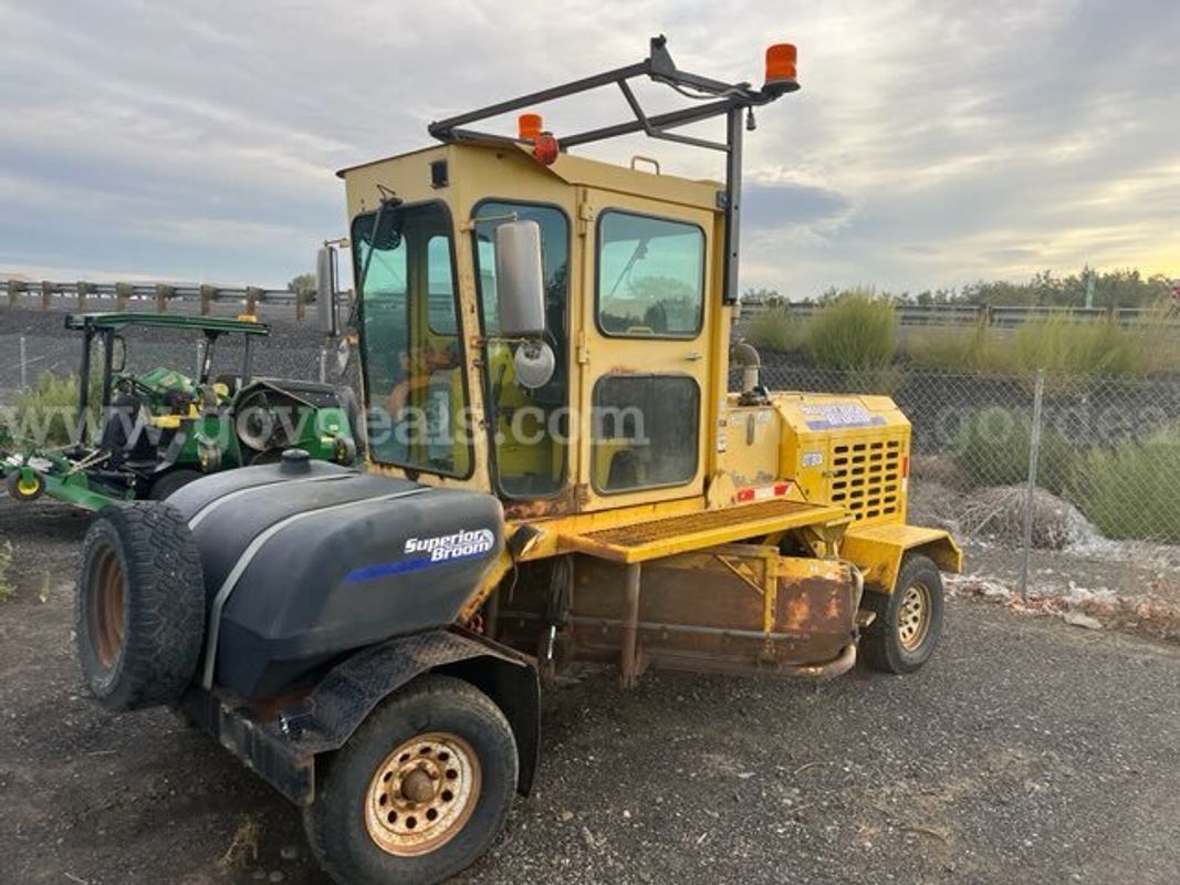 2005 Superior Broom Sweeper (ID#12548) (26-2634) 405