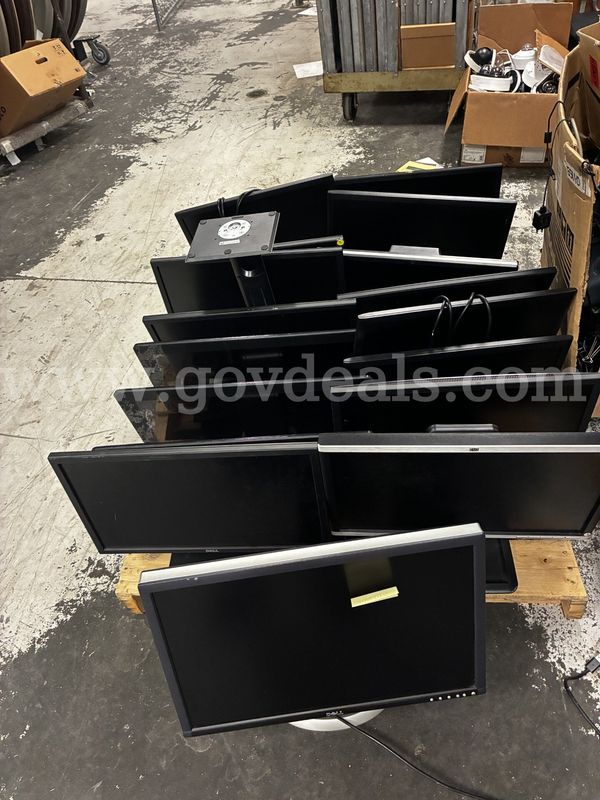 Lot of 18 computer monitors