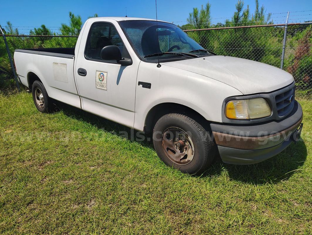 2001 Ford F-150 XL Short Bed 2WD