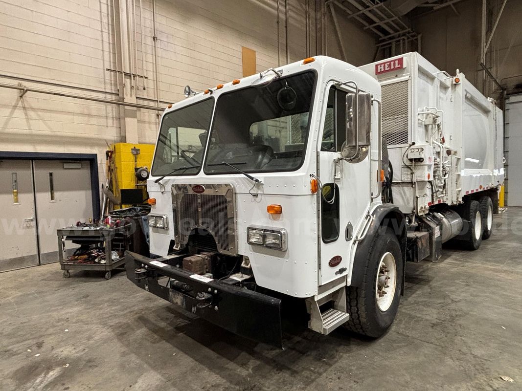 2009 Peterbilt 320 Garbage Truck