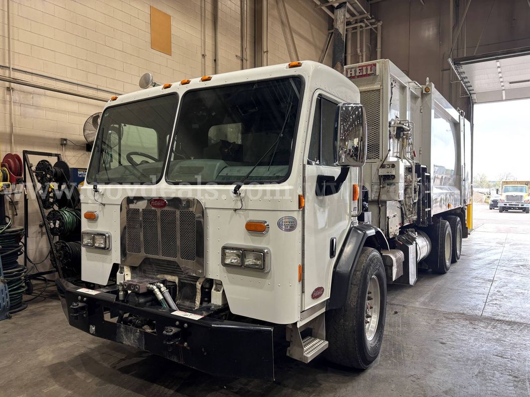 2015 Peterbilt 320 Garbage Truck