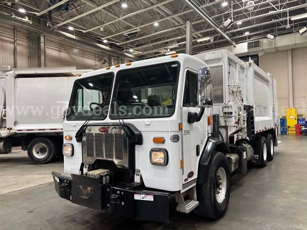 2018 Peterbilt 520 Garbage Truck