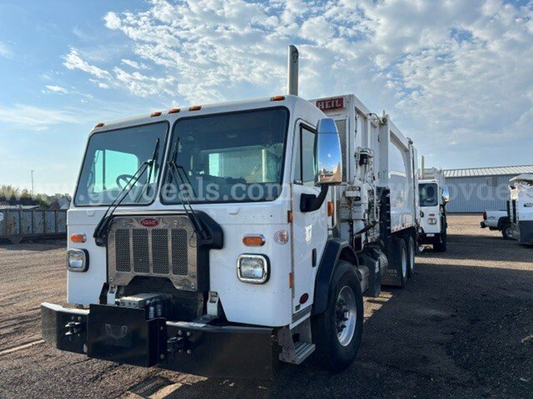 2018 Peterbilt 520 Garbage Truck