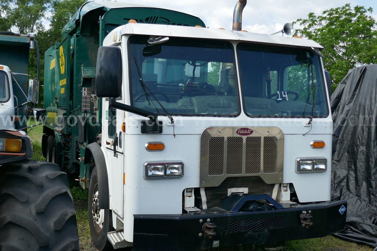 2016 Peterbuilt 320 Garbage Truck