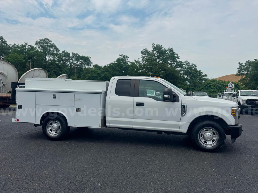 2019 FORD F350 SUPERCAB, ENCLOSED SERVICE BODY