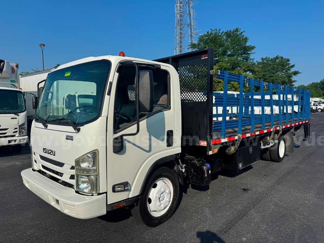 2018 Isuzu Nrr 22' Flatbed / Stakebody