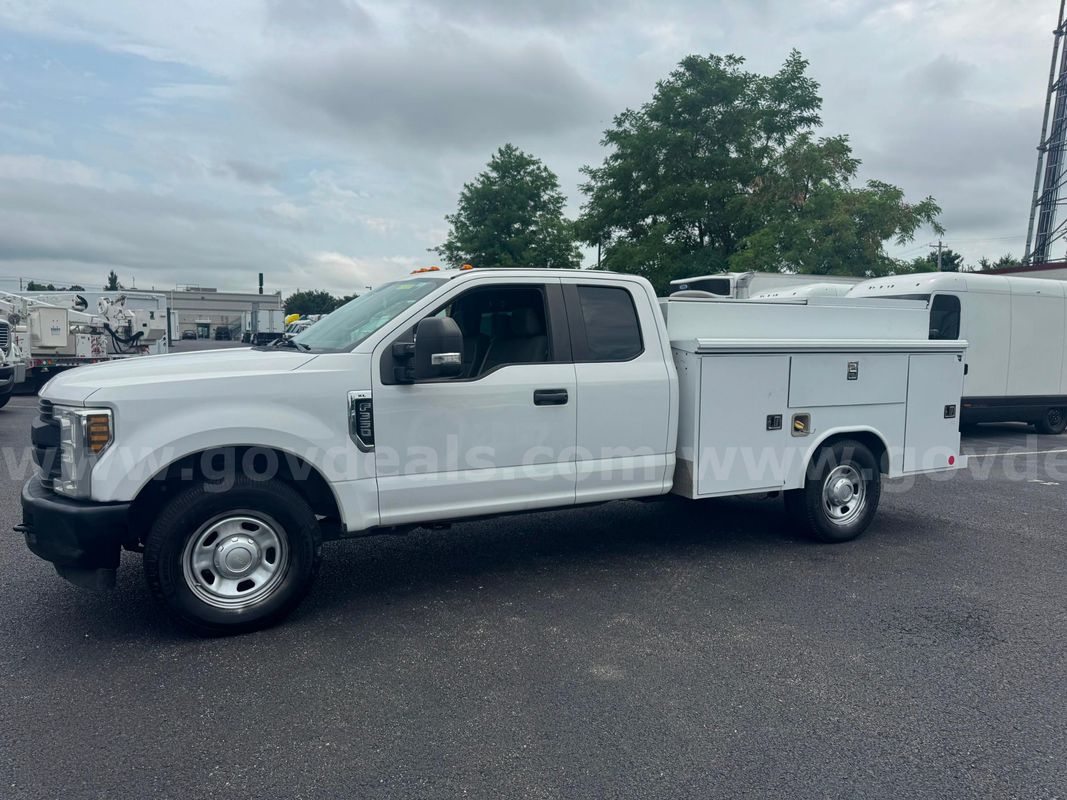 2019 FORD F350 SUPERCAB, ENCLOSED SERVICE BODY