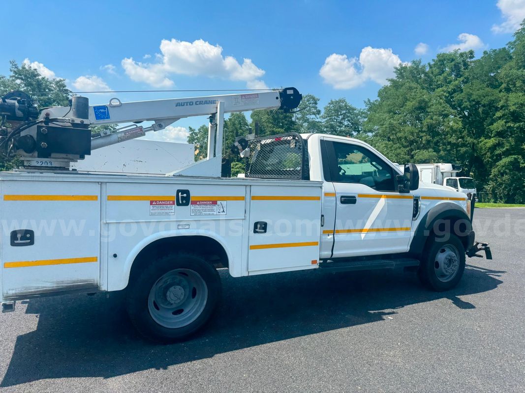 2017 FORD F550 4X4, DRW, SERVICE BODY TRUCK WITH CRANE
