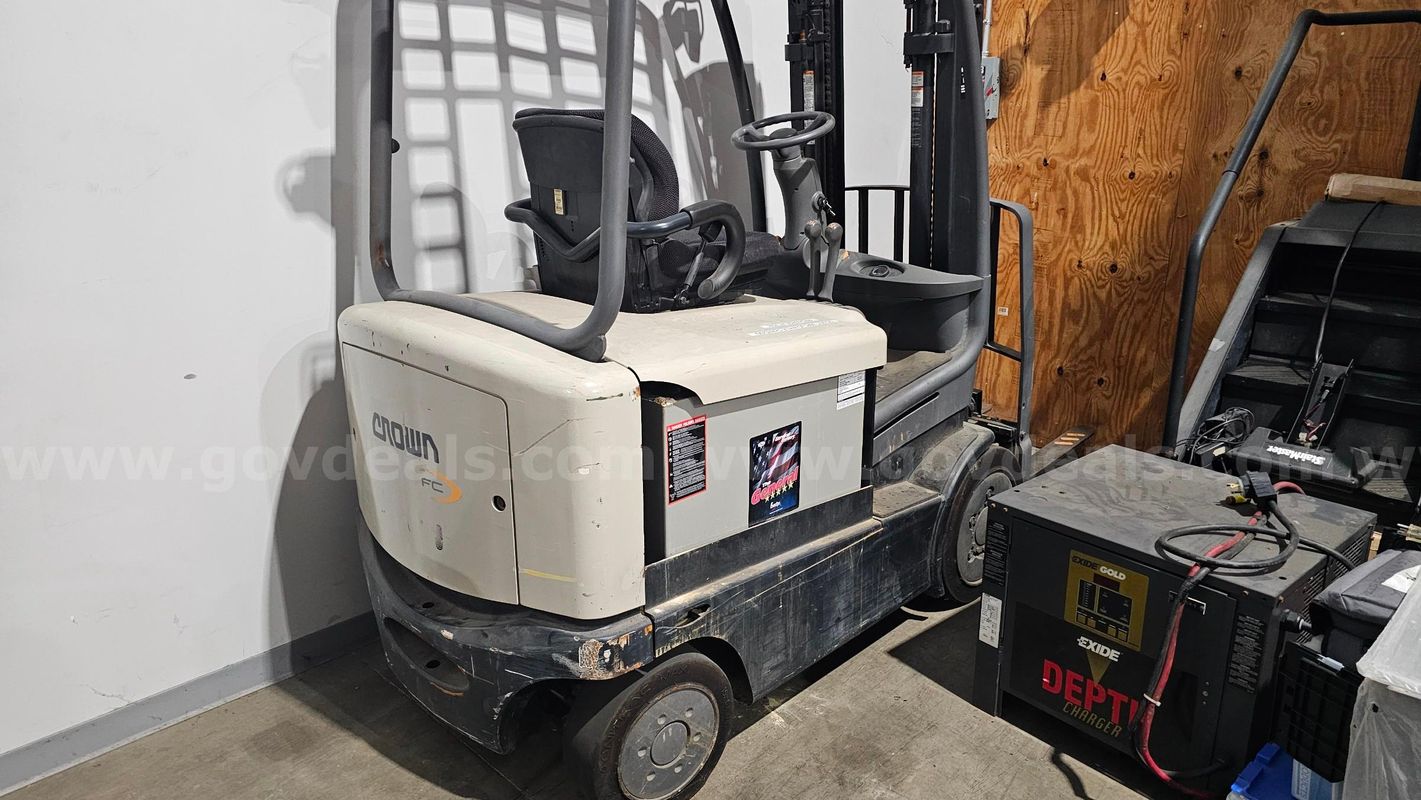 Crown FC- (Possibly 5700) electric forklift with Exide Charging unit