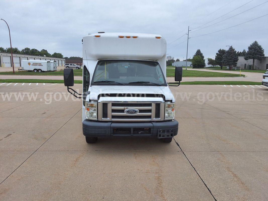 2010 Ford E-450 w/Braun Wheelchair Lift