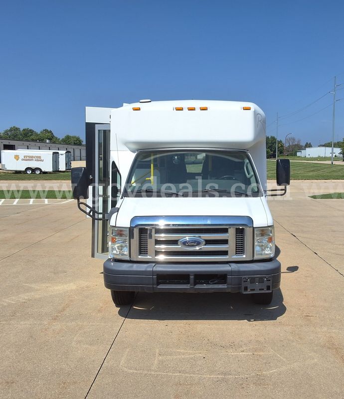 2010 Ford E-450 w/Braun Wheelchair Lift