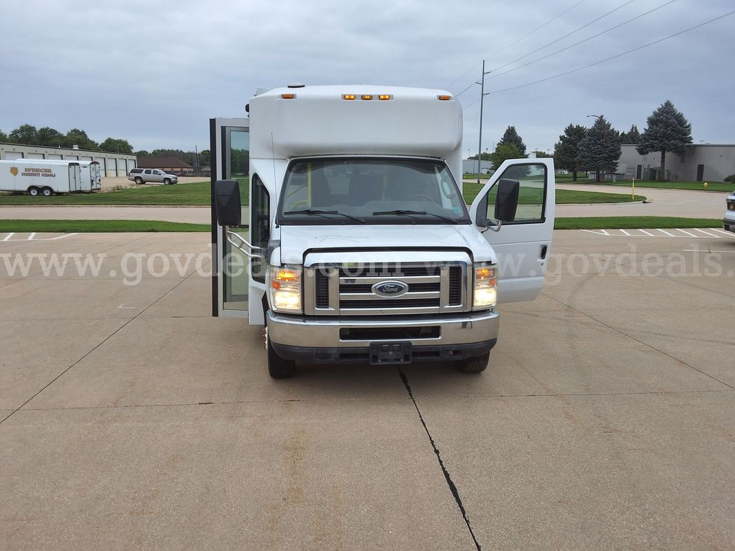 2010 Ford E-450 w/Braun Wheelchair Lift