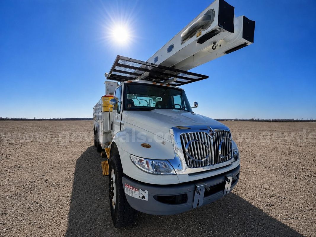 2015 International 4400 Versalift V0350MHI, Material Handling Bucket Truck center Bucket Boom