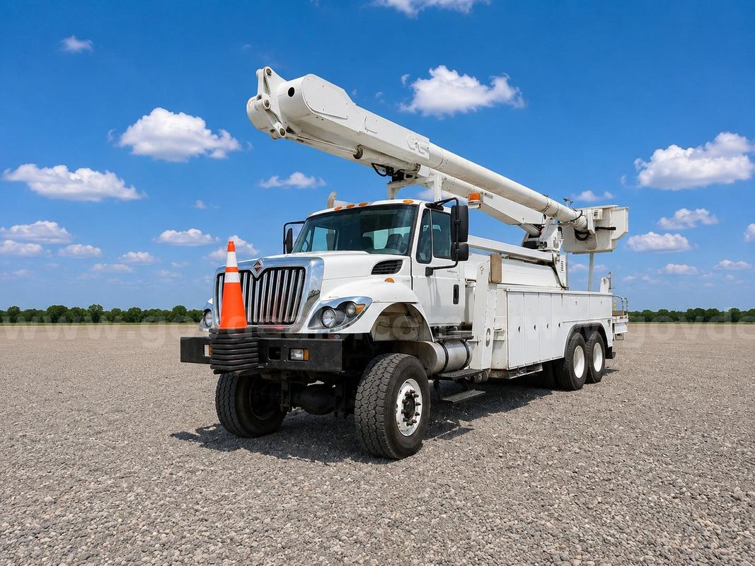 2010 International 7400 4x4 Altec AM900-E100, Double-Elevator Bucket Truck rear mounted