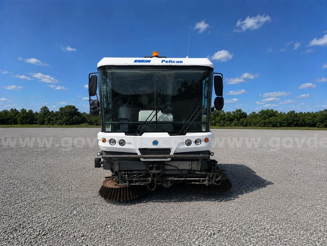2014 Ravo Street Sweeper , diesel engine, dual brooms