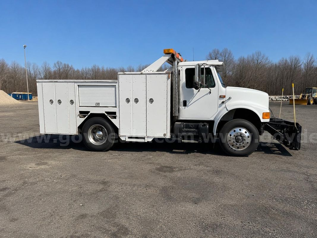 1997 International 4900 Lube Service/ Air Comprssor /Liftgate