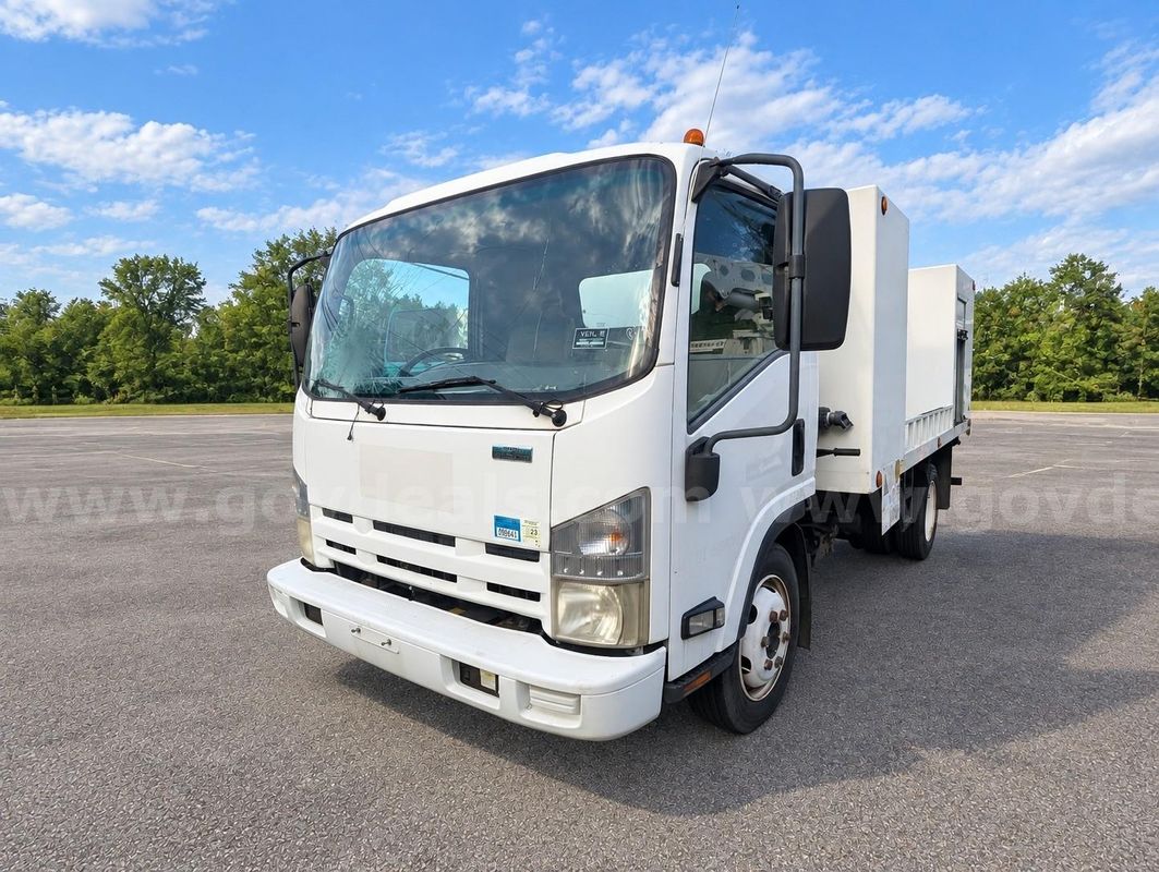 2010 Isuzu NPR HD Lawn Fertilizer Spray Truck with Tank and pumps 85k Original