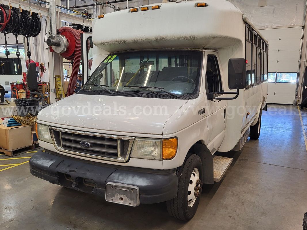 2003 Ford E450 small transit bus with wheel chair lift
