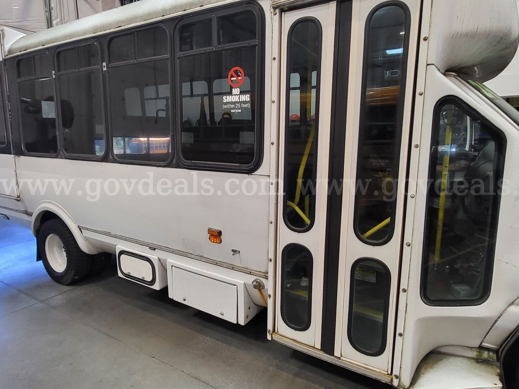2003 Ford E450 small transit bus with wheel chair lift