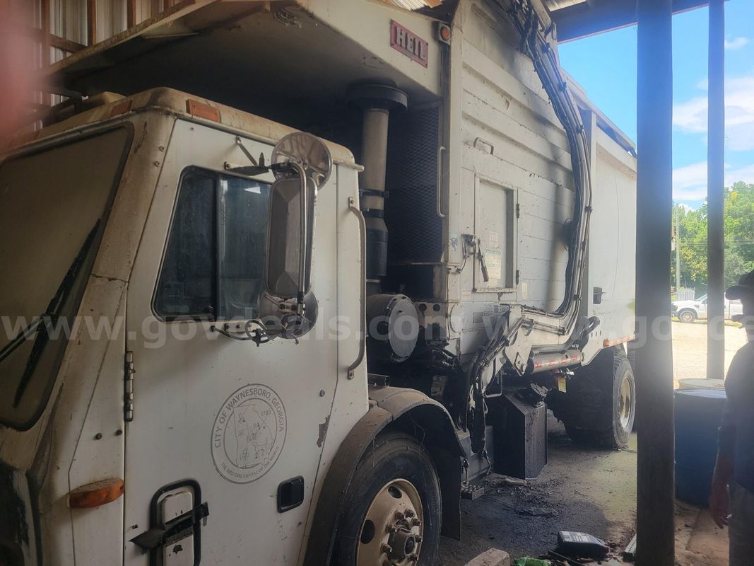 2004 Mack LE613