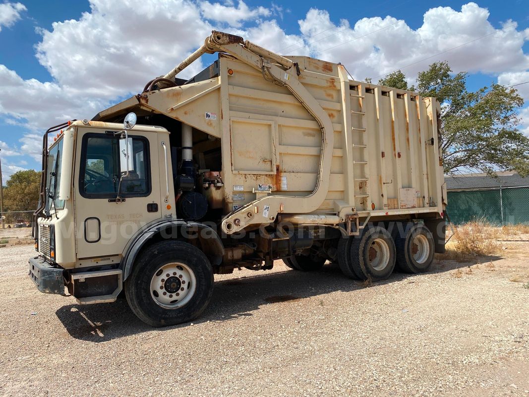 2002 Mack MR690S