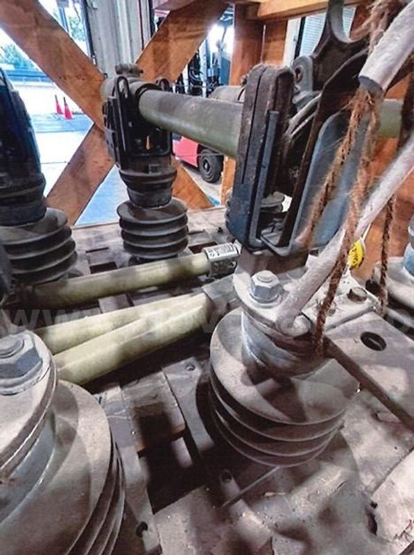 S&C 200 Amp, 13.8kV Vertical Fused Disconnects, Type SM, Model 4852R1 with Fuse Holders, qty 6
