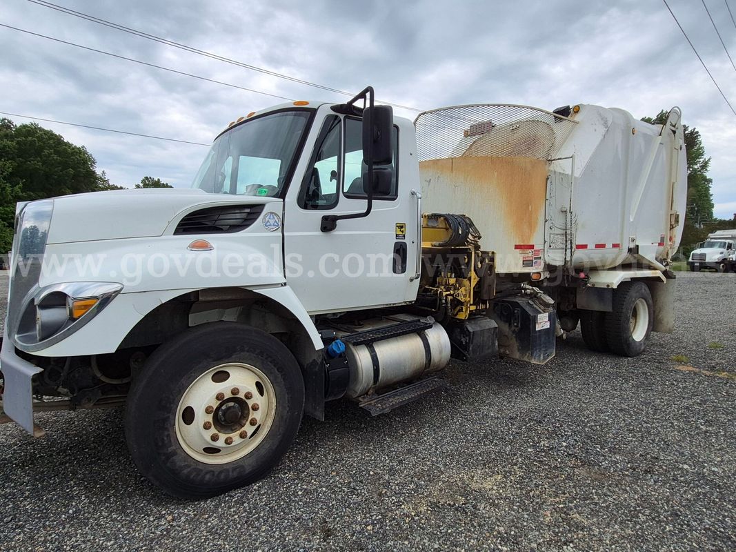 2016 International 7400 Heil Side Load Automated Refuse Truck