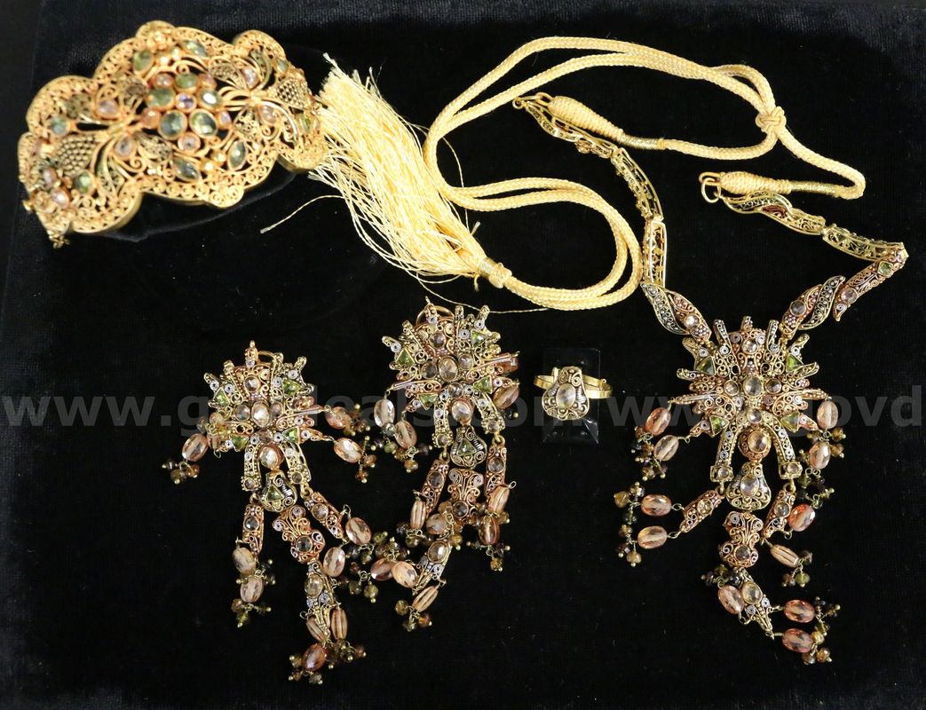 20k Yellow Gold Jewelry Set with Multicolored Glass Beads, 124.2 Grams Total
