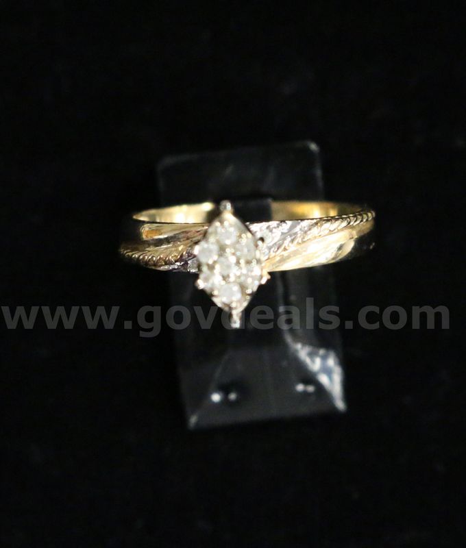 14K Yellow Gold Cluster/Solitaire Design Ring With Diamonds, 2.6 Grams