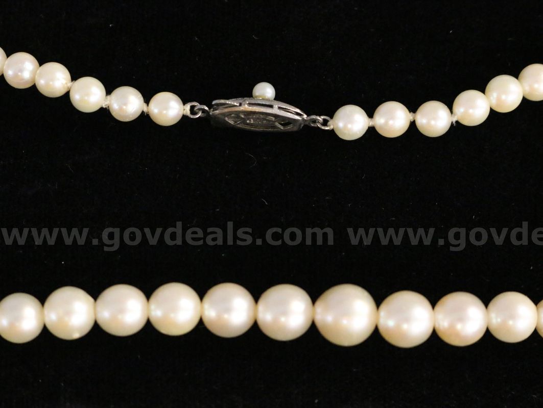 18" Graduated Strand of Freshwater Pearls With Sterling Clasp