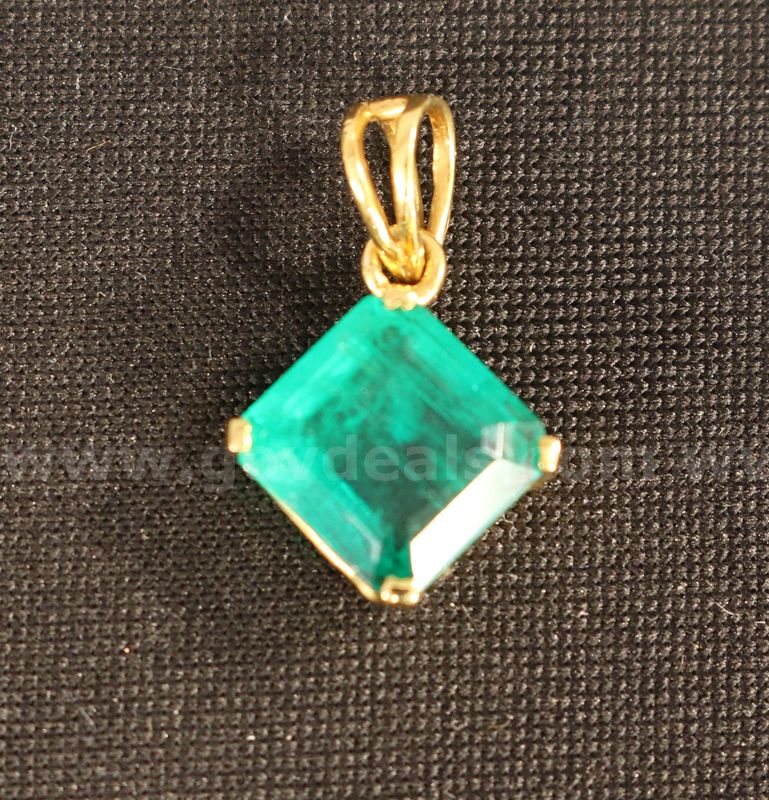 18k Yellow Gold Solitaire Pendant with Green Stone, 1.7 Grams