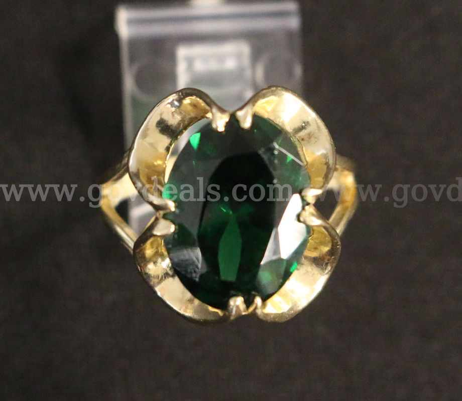 14K Yellow Gold Ring With Green Cut Glass, 7.8 Grams