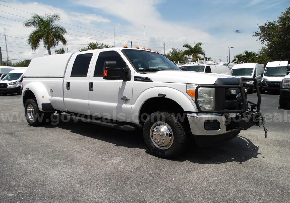 Ford F-350 4X4 Crew Cab Dually Diesel Pickup Truck