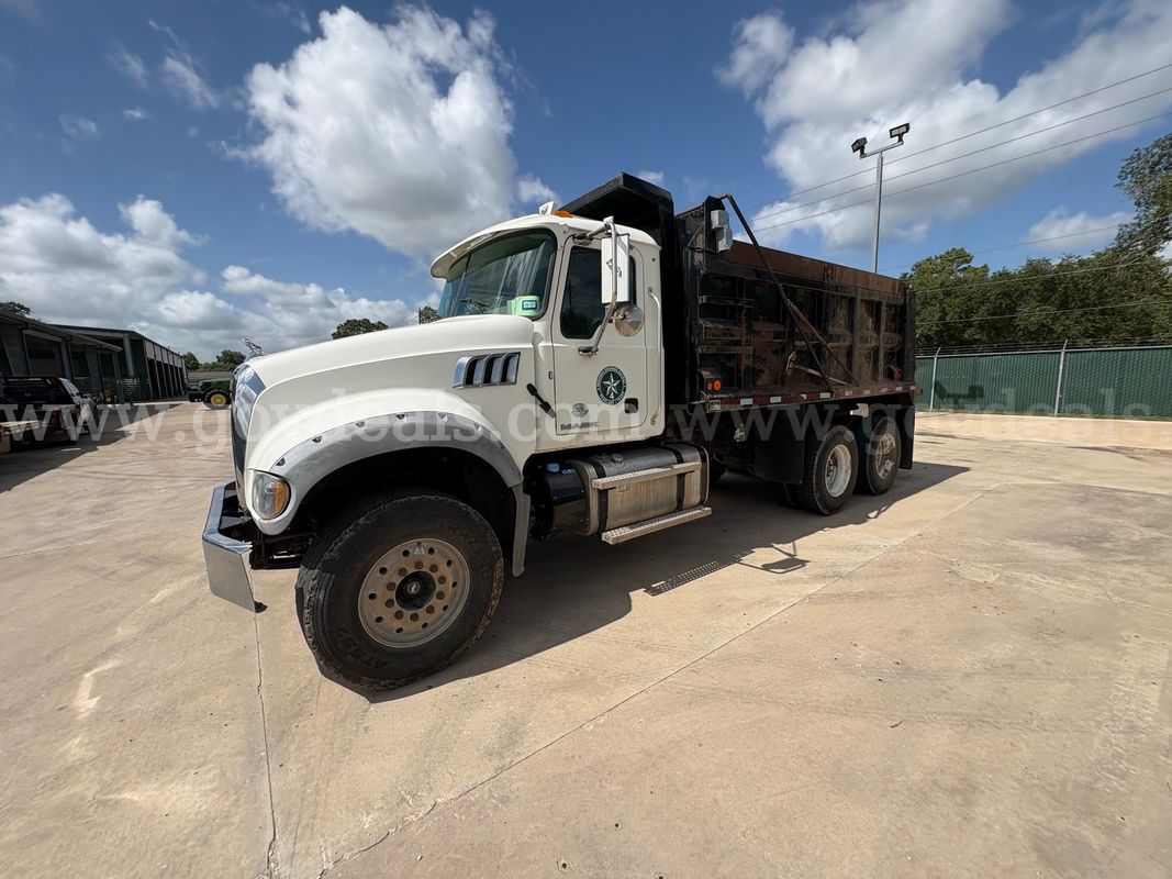 2016 Mack Gu713 Dump Truck