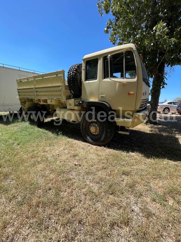2002 Stewart and Stevenson M1078A1 2 1/2 Ton 4X4 Light Medium Tactical Vehicle (LMTV)