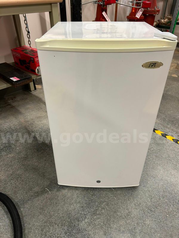 Sunpentown International Freezer