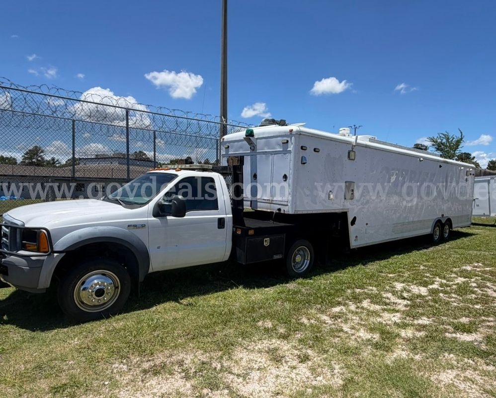 2006 Ford F-550 & 2005 Wells Cargo Mobile Command Center