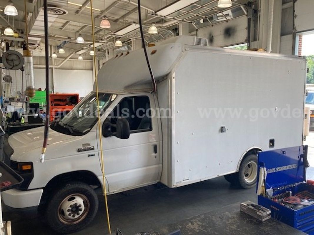 2013 Ford Econoline E-350 Super Duty Box Truck