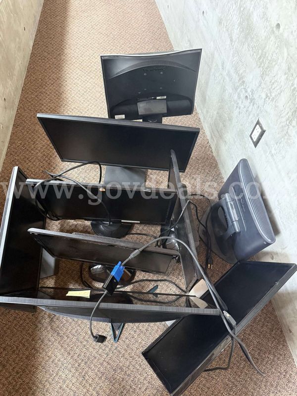 LOT OF USED COMPUTER MONITORS