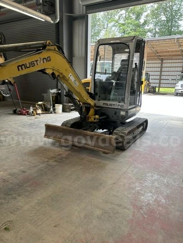 2008 Mustang Mini excavator with attachment