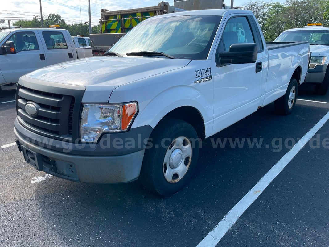 2009 Ford F-150 XL 2WD REG CAB PICKUP with 4.6L V8