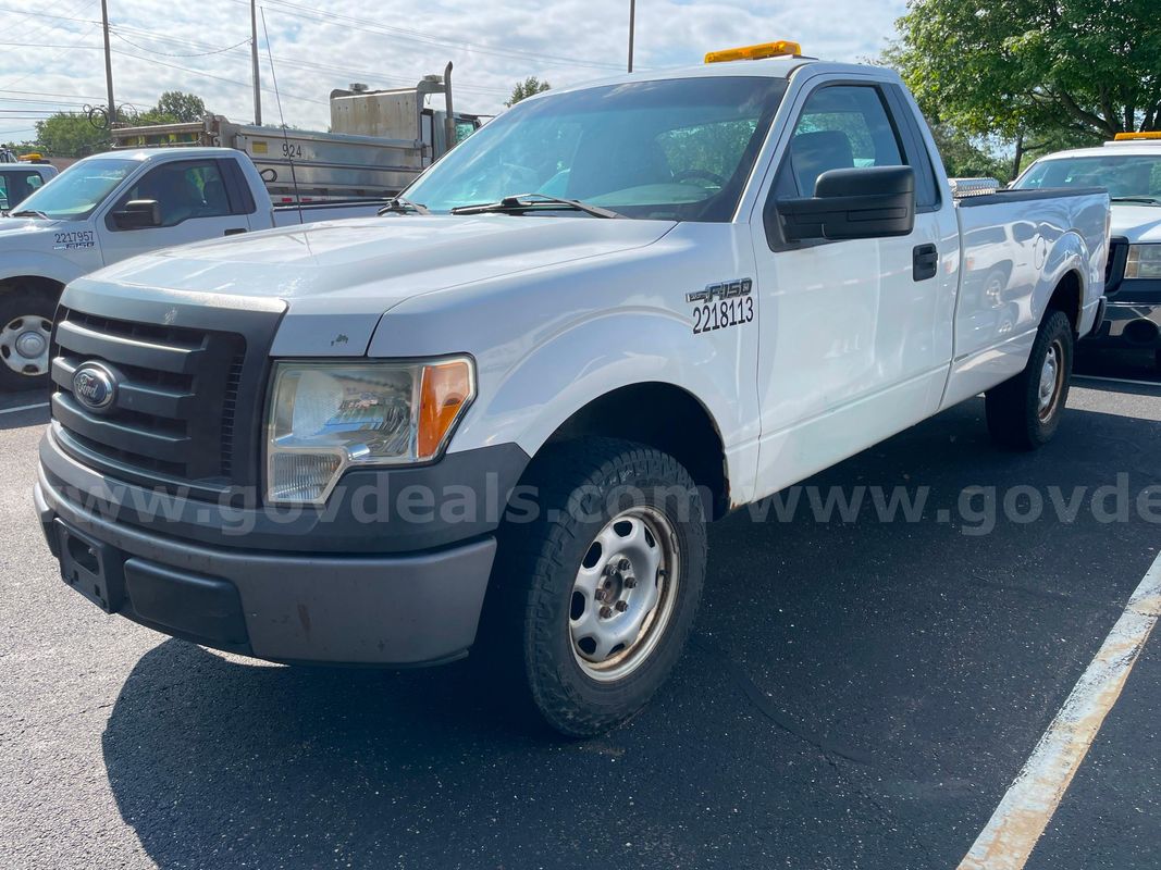 2011 Ford F-150 XL 2WD REG CAB PICKUP with 5.0L V8