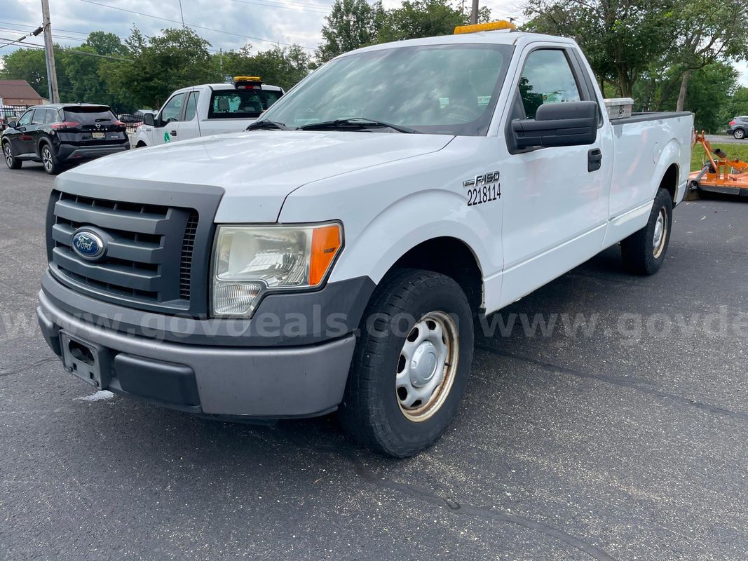 2011 Ford F-150 XL 2WD REG CAB PICKUP with 5.0L V8