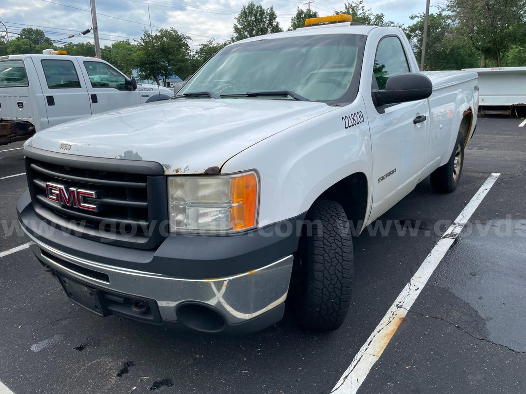 2013 GMC Sierra 1500 4WD REG CAB PICKUP with 4.8L V8