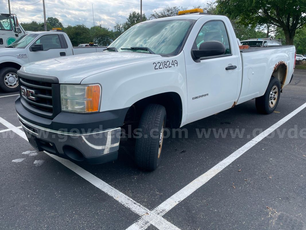 2013 GMC Sierra 1500 2WD REG CAB PICKUP with 4.8L V8