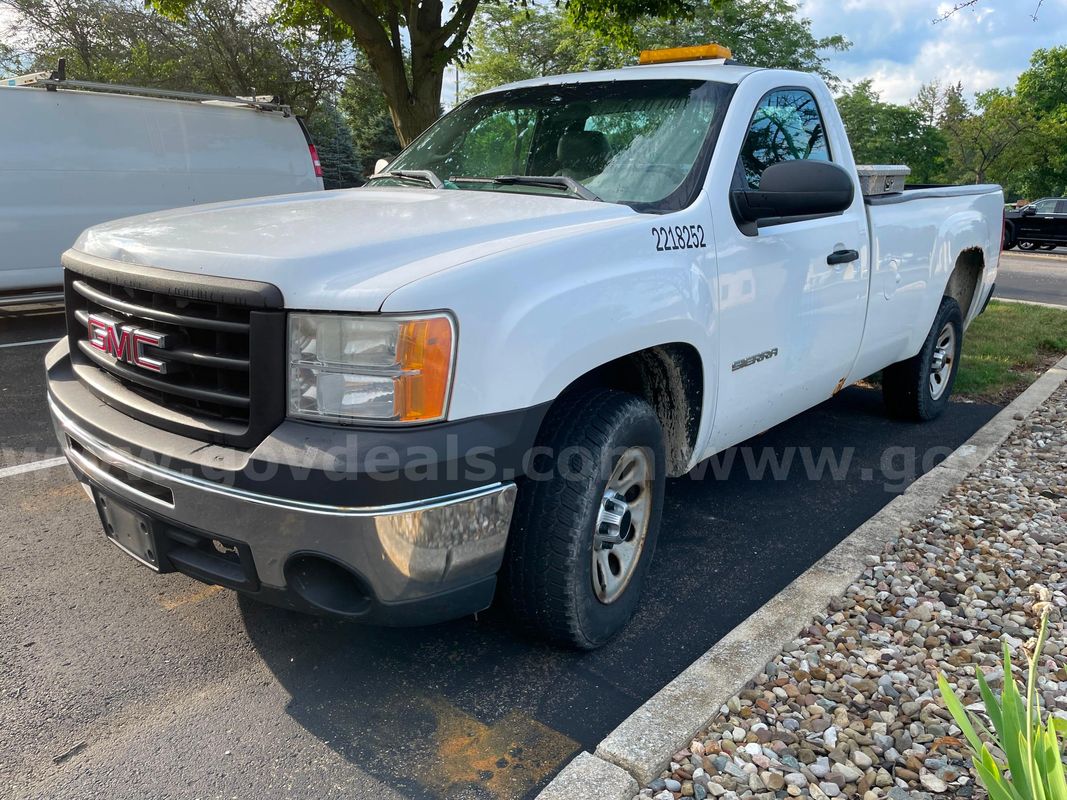 2013 GMC Sierra 1500 2WD REG CAB PICKUP with 4.8L V8